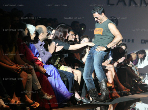 Akshay_Kumar_Twinkle_Khanna_Unzip_30Mar09.jpg